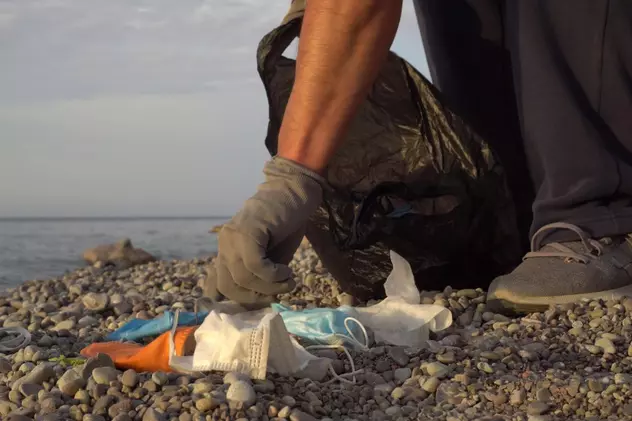 Oceanele lumii, poluate cu 26.000 de tone de plastic provenit din echipamentele de protecție împotriva COVID