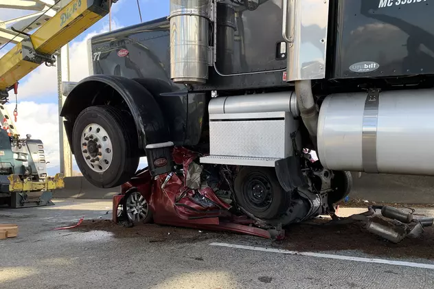 Șoferiță scăpată miraculos nevătămată din mașina strivită sub un camion