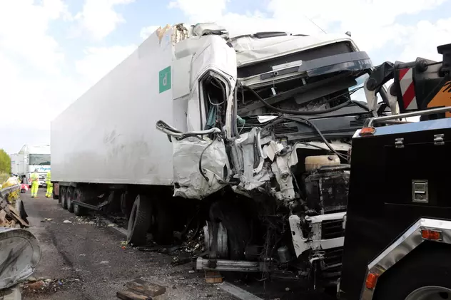 Un șofer român a adormit la volan și a intrat cu TIR-ul în camionul defect al unui alt român, pe care l-a ucis pe loc, în Spania