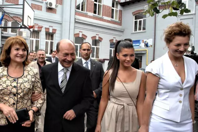 Traian Băsescu a împlinit 70 de ani. Cum l-a pozat fiica Elena pe fostul președinte alături de cei patru nepoți