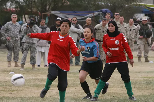 Fotbalistele de la echipa de tineret a Afganistanului, aduse în Marea Britanie cu sprijinul vedetei Kim Kardashian și al echipei Leeds United