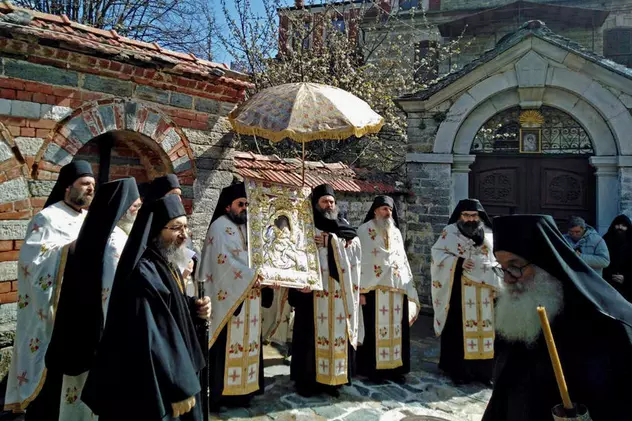 Stareț de la Muntele Athos, despre călugării antivaccin: „În jurul nostru miroase a moarte, dar ei nu o văd”