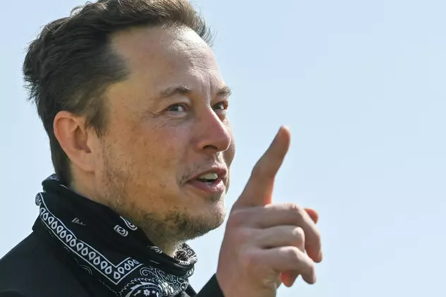 Elon Musk a făcut un sondaj pe Twitter dacă trebuie să-și vândă 10% din acțiunile la Tesla