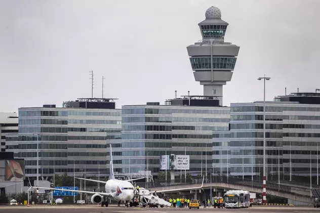 8 pasageri polonezi, reținuți de poliție pe aeroportul din Amsterdam, după ce au refuzat să poarte mască în timpul zborului