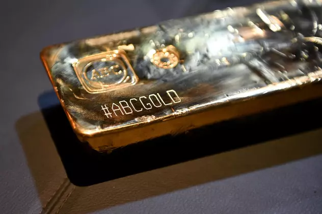 Un austriac a cumpărat o canapea de la un târg de vechituri și a găsit un lingou de aur ascuns în ea