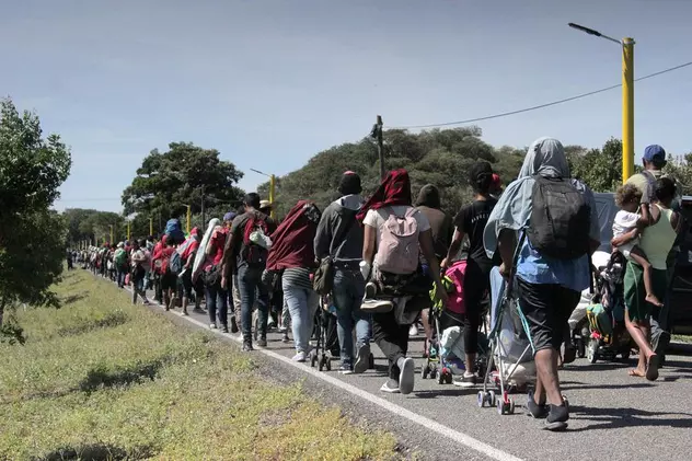 În prima zi de la redeschiderea traficului, granița dintre Mexic și SUA s-a umplut de migranți