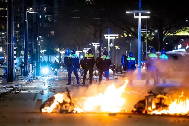 Premierul Olandei îi numește „idioți” pe protestarii violenți de la manifestațiile împotriva restricțiilor