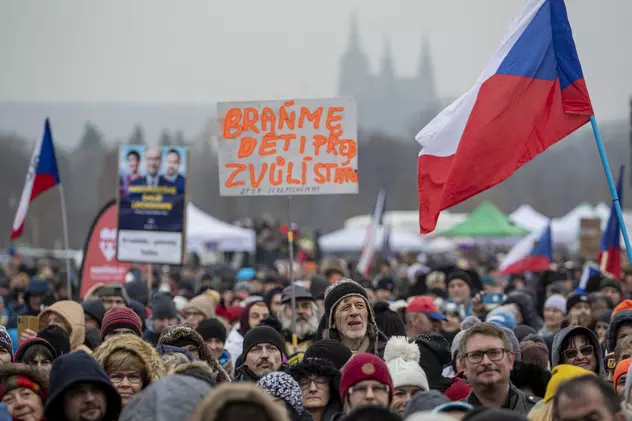 Protest față de restricții în Praga, în timp ce spitalele din Cehia se umplu cu bolnavi: „Să ne vaccinăm? Doar peste cadavrele voastre”