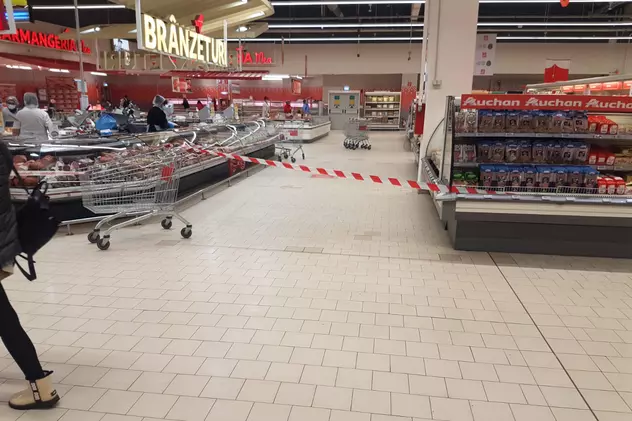 ANPC cere închiderea a patru magazine Auchan din București. Produse expirate și mizerie, printre nereguli