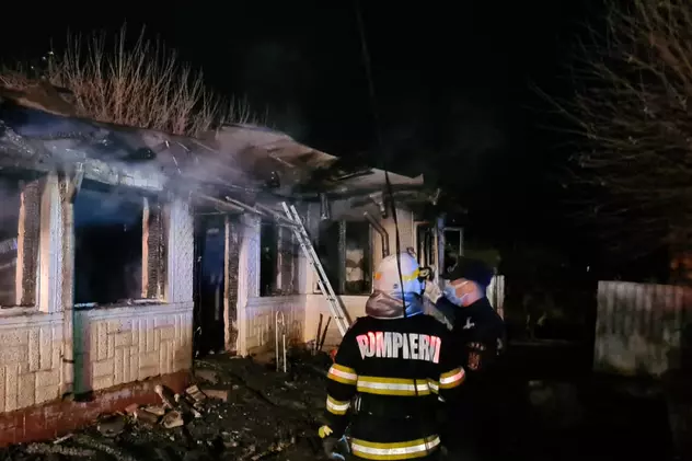 Incendiu de proporții la o locuință din Vrancea produs de jarul căzut din sobă. Doi soți și fiul lor au murit