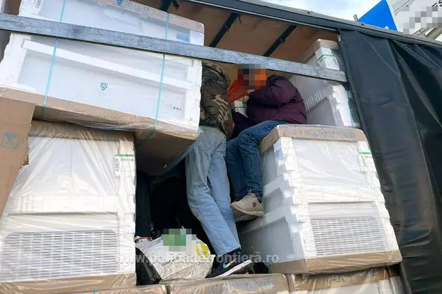 26 de migranți ascunși printre frigidere, găsiți la vamă într-un camion condus de un român