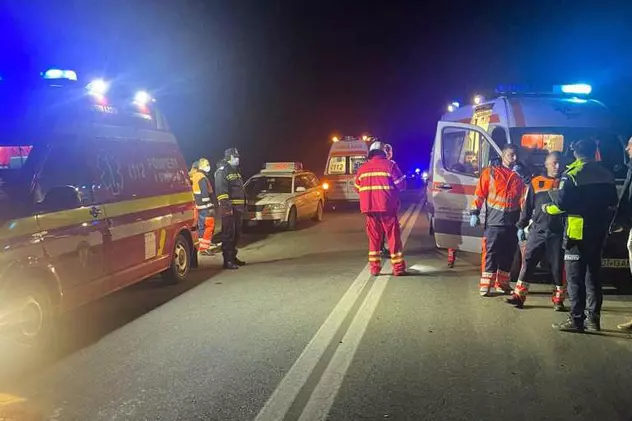 Cinci oameni, printre care și un copil, răniți, după un accident în Olt. Trei mașini au fost distruse