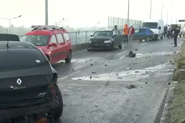 Accident cu 20 de mașini, în București, după ce șoseaua a devenit patinoar din cauza aspersoarelor