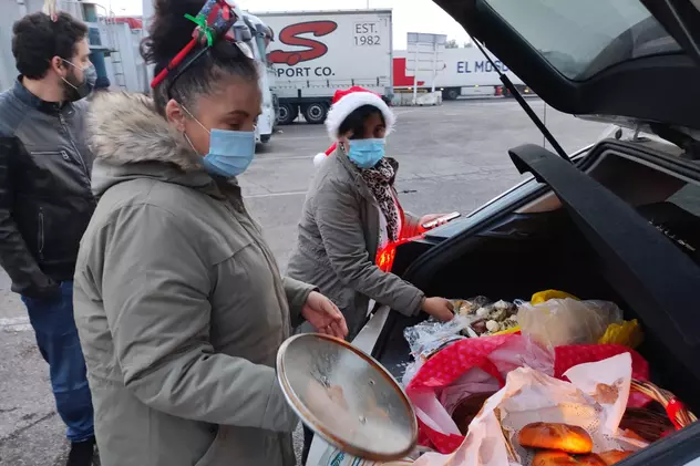 Darul românilor din diaspora pentru șoferii de TIR blocați în parcări de Sărbători: i-au luat acasă la masa de Crăciun sau le-au dus sarmale, cozonac, piftie și vin