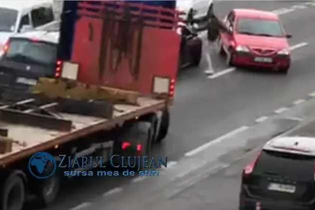 Bătaie în trafic între șoferi, pe o stradă din Cluj-Napoca. Incidentul a fost filmat