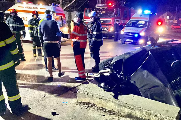 Un șofer care circula cu viteză a intrat într-un cap de pod, în Botoșani. Patru tineri au fost răniți