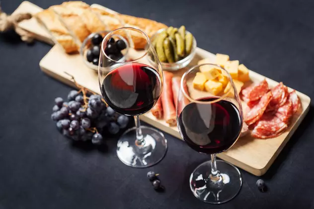 Cum asortezi vinul cu mâncarea. Reguli simple
