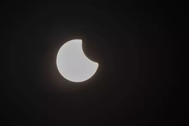 Fenomen astronomic rar, azi: Eclipsă totală de Soare, cu un traseu neobișnuit