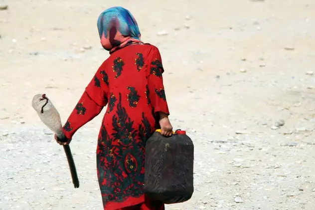 Viața în Afganistan, după un an sub talibani: „Mi-am vândut fata cea mică pentru ca familia să poată supraviețui”