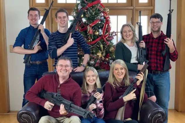 Fotografia de Crăciun a unui congresman american: cu arme de foc în fața bradului