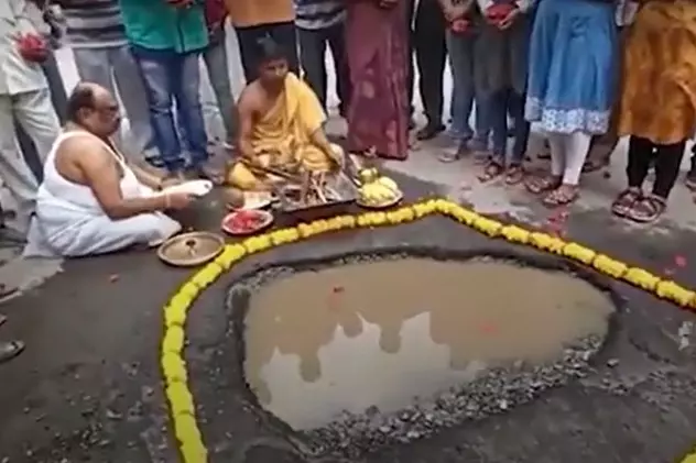 Ceremonie religioasă în jurul unei gropi din asfalt. Pentru ce s-au rugat oamenii