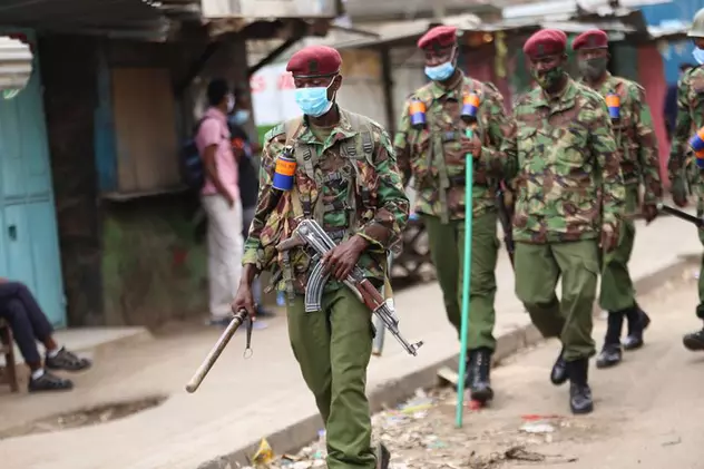 Un polițist din Kenya a împușcat mortal cel puțin cinci persoane, printre care și soția, apoi s-a sinucis