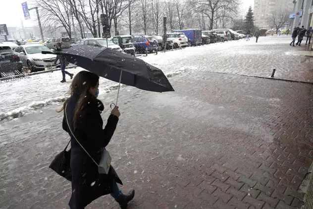 Ninsori în București, însă meteorologii spun că „nu se depune strat nou de zăpadă”. Prognoza meteo