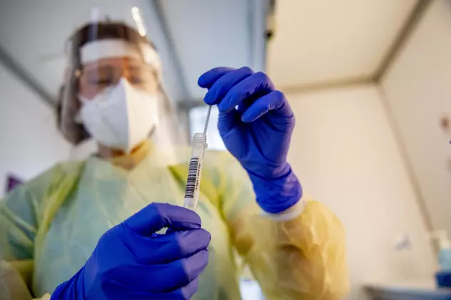 Omicron, mai ușor de detectat. Un nou tip de test PCR va identifica tulpina, fără să mai fie nevoie de secvențiere