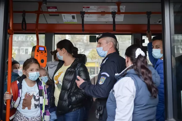 Medici români despre agresivitatea mai scăzută a Omicron: „Din câmp de luptă, trecem la conviețuire cu virusul”
