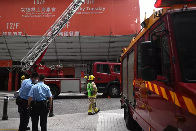 Sute de persoane, evacuate de pe acoperișul World Trade Centre din Hong Kong, după ce un incendiu a izbucnit în clădire