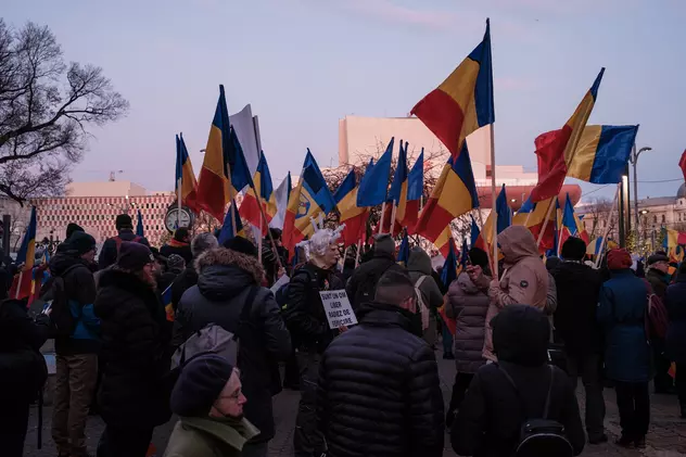 Protest anti-restricții, de Ziua Națională, în București. Sunt câteva sute de persoane în Piața Universității