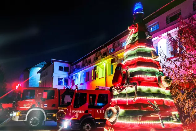 Pompierii din Alba au decorat bradul de Crăciun cu cele mai utilizate echipamente folosite de salvatori