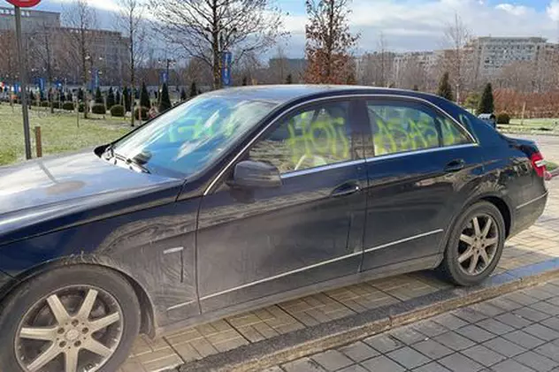Mai multe mașini au fost vandalizate în curtea Parlamentului. Mesajele scrise de protestatari cu spray