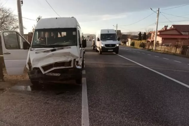 Accident cu microbuzul școlar în județul Bacău: 7 copii, transportați la spital