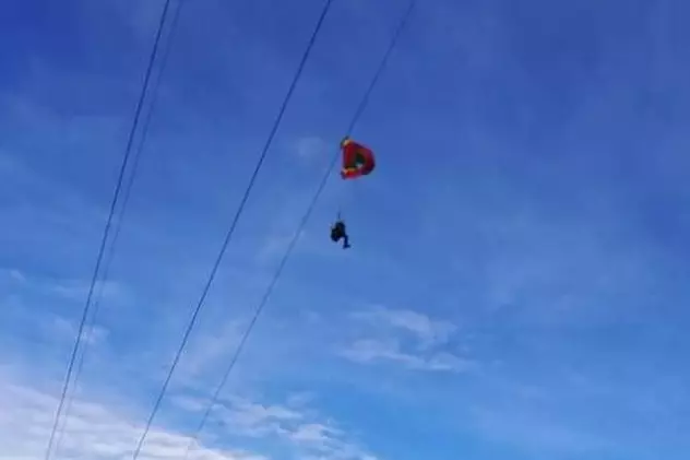 Un bărbat a căzut de la 40 de metri, după ce a rămas blocat cu parapanta în cablurile telecabinei din Poiana Brașov