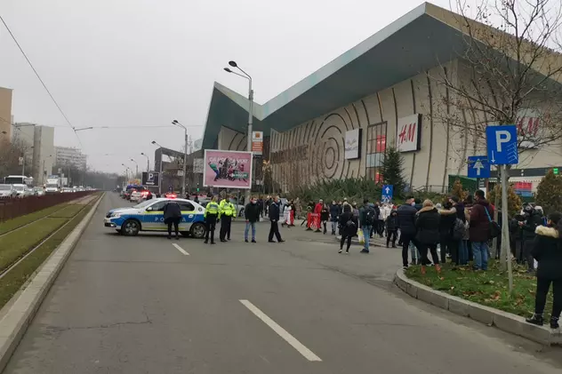 Mesajul de amenințare cu bombă de la un mall din București a fost citit de Poliție la 10 ore după ce a fost trimis. Explicațiile IGPR