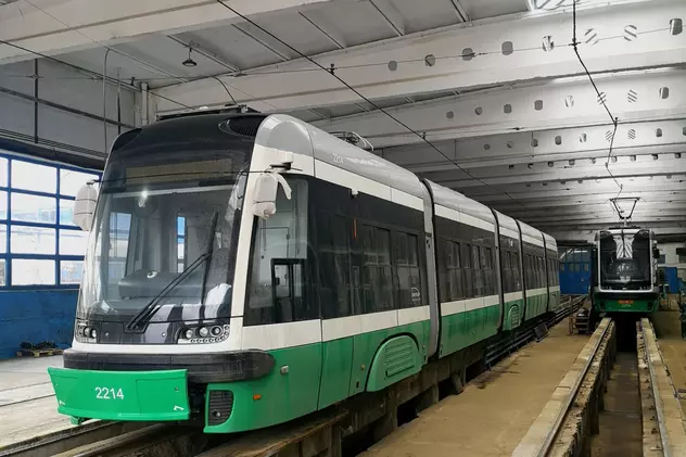 Tramvai ultramodern, de două milioane de euro, vandalizat la Iași. Ce dispozitiv a distrus o adolescentă