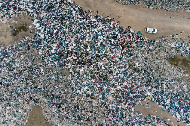 Cimitirul modei din deșert. Locul care a devenit groapă de gunoi pentru îmbrăcămintea second-hand
