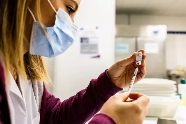 Directorul Pfizer anunță că vaccinul adaptat pentru varianta Omicron va fi gata în martie