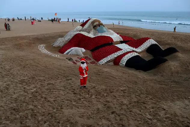 Crăciunul în lume, în imagini. De la Moșul uriaș din nisip la tunelul cu mii de luminițe