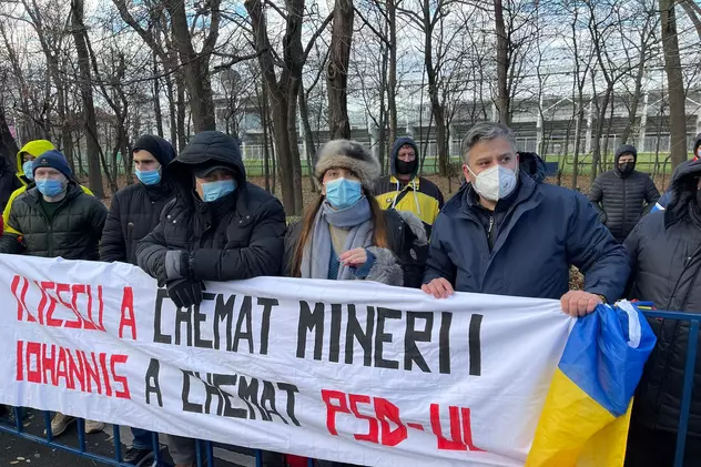 Protest la parada de 1 Decembrie: „Iliescu a chemat minerii, Iohannis a chemat PSD-ul”