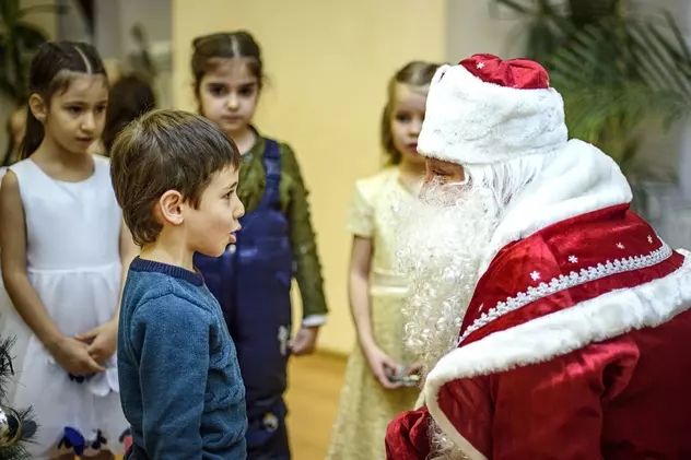 Moș Crăciun poate veni la serbările din grădinițe și școli, cu aprobarea conducerii unităților de învățământ