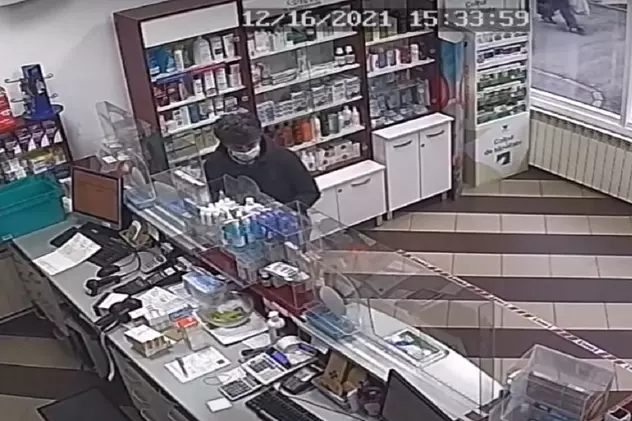 VIDEO | Femeia care a furat o borsetă cu 12.000 de euro dintr-o farmacie, în Sibiu, a aruncat jumătate din sumă, înainte să fie prinsă
