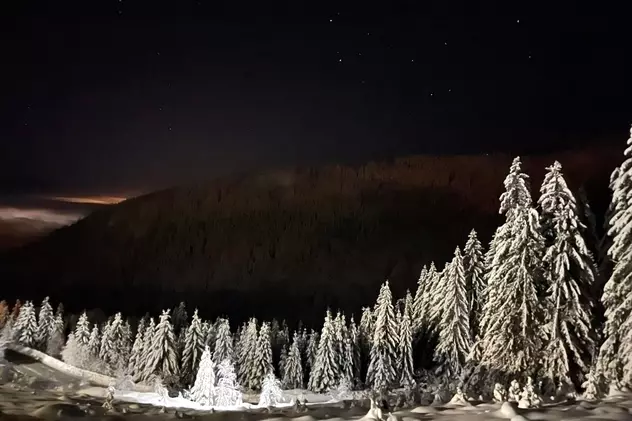 „Spectacol nocturn la Straja”. Imagini cu stațiunea acoperită de zăpadă