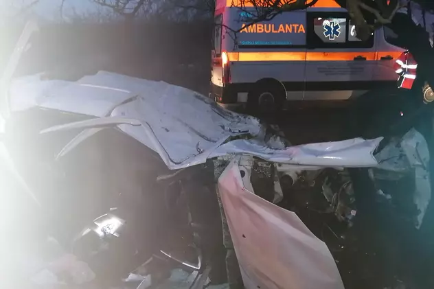 O femeia a murit într-un Logan răsturnat de o ambulanță în misiune, la Forăști, în Suceava