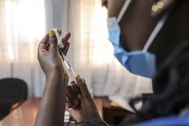 Cercetătorii sud-africani spun că vaccinurile pot împiedica formele grave de COVID în cazul infectării cu Omicron