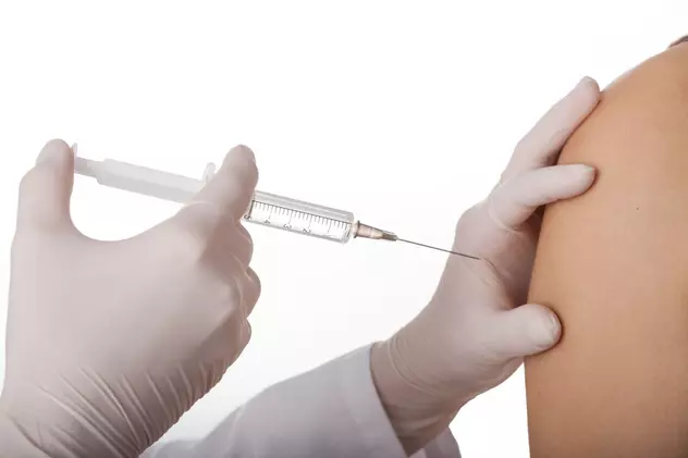 Un italian a încercat să se vaccineze într-un braț fals din silicon, sperând că va putea obține certificatul verde