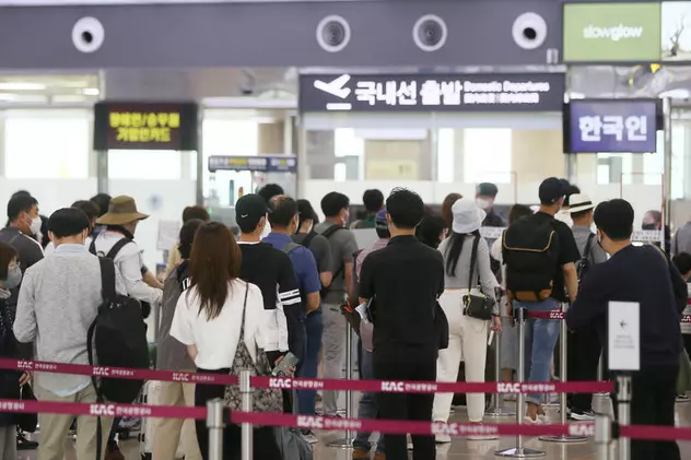 Carantină obligatorie reintrodusă pentru toți turiștii, după depistarea variantei Omicron în Coreea de Sud