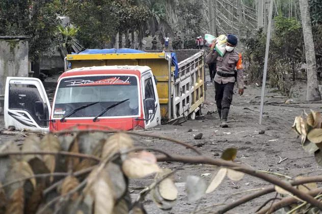 Imaginile dezastrului după erupția vulcanului din Indonezia: mai multe sate, îngropate sub cenușă