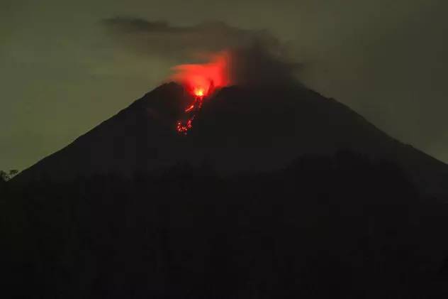 Vulcanul Semeru din Indonezia a început să erupă, producând nori denși de cenușă